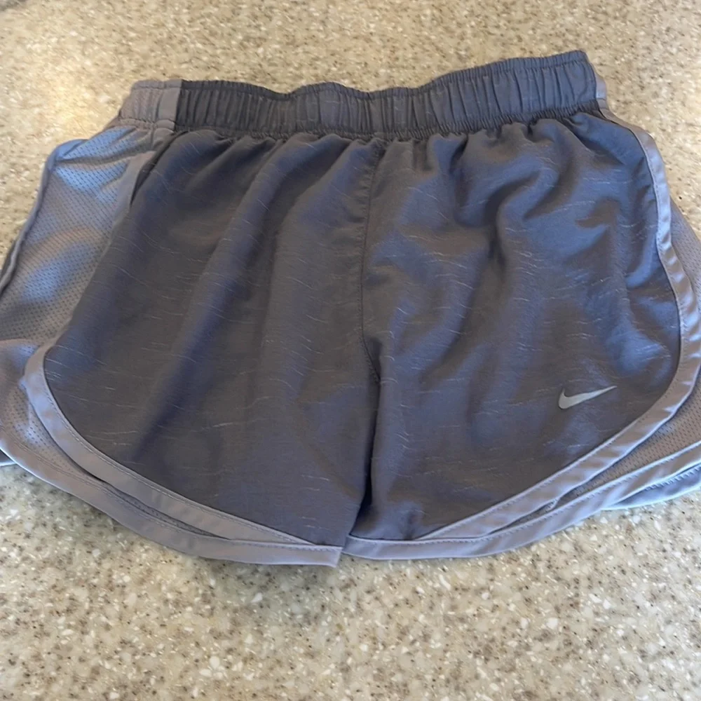 Nike - Picture 2 of 4